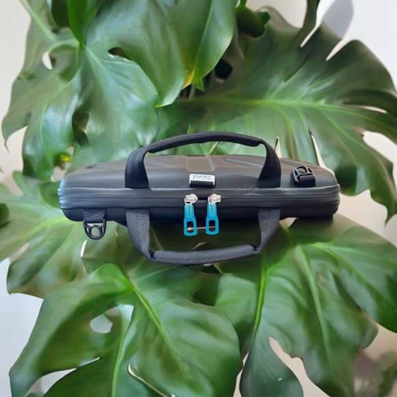 Thule Sweden Semi-Hard Shell Laptop Bag Crossbody Messenger Shoulder Bag Black - Picture 8 of 9